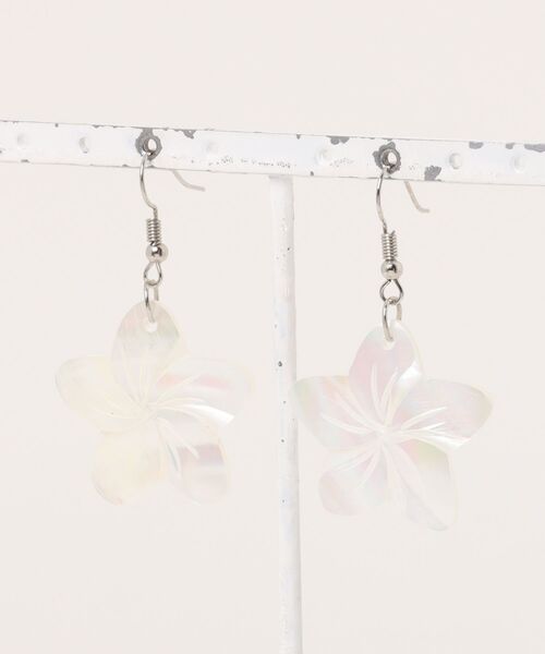 Maunaloa（マウナロア）の「【Maunaloa】プルメリアシェルピアス（ピアス（両耳用）・レディース・イエロー/ホワイト/ブラック・FREE）」の2枚目の写真