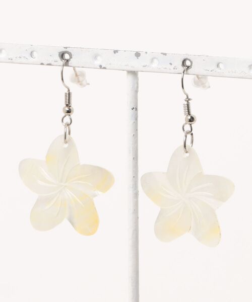 Maunaloa（マウナロア）の「【Maunaloa】プルメリアシェルピアス（ピアス（両耳用）・レディース・イエロー/ホワイト/ブラック・FREE）」の3枚目の写真