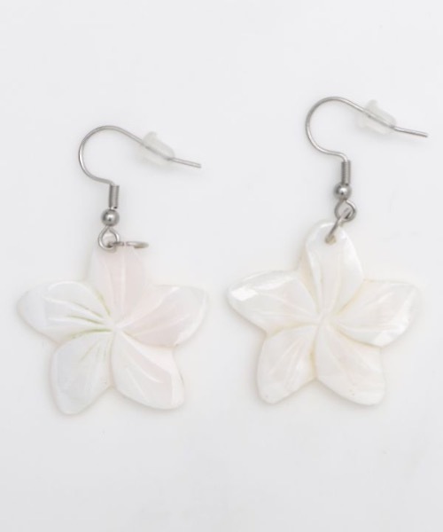 Maunaloa（マウナロア）の「【Maunaloa】プルメリアシェルピアス（ピアス（両耳用）・レディース・イエロー/ホワイト/ブラック・FREE）」の5枚目の写真