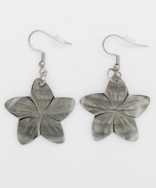 Maunaloa（マウナロア）の「【Maunaloa】プルメリアシェルピアス（ピアス（両耳用）・レディース・イエロー/ホワイト/ブラック・FREE）」の6枚目の写真