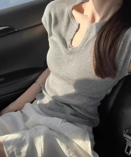 Ritzy(リッツィー)の「無地ヘンリーネック フレンチスリーブリブニット(Tシャツ/カットソー・レディース・ホワイト/グレー/ブラック/ピンク・FREE)」の2枚目の写真