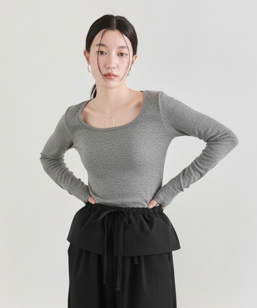 NUJOH（ヌゾ）の「U-Neck Basic Long Sleeve Top / Uネックベーシックロングスリーブトップス（Tシャツ/カットソー・レディース・ネイビー/モカ/グレー/ブラック/アイボリー・FREE）」の3枚目の写真