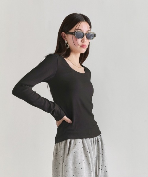 NUJOH（ヌゾ）の「U-Neck Basic Long Sleeve Top / Uネックベーシックロングスリーブトップス（Tシャツ/カットソー・レディース・ネイビー/モカ/グレー/ブラック/アイボリー・FREE）」の2枚目の写真