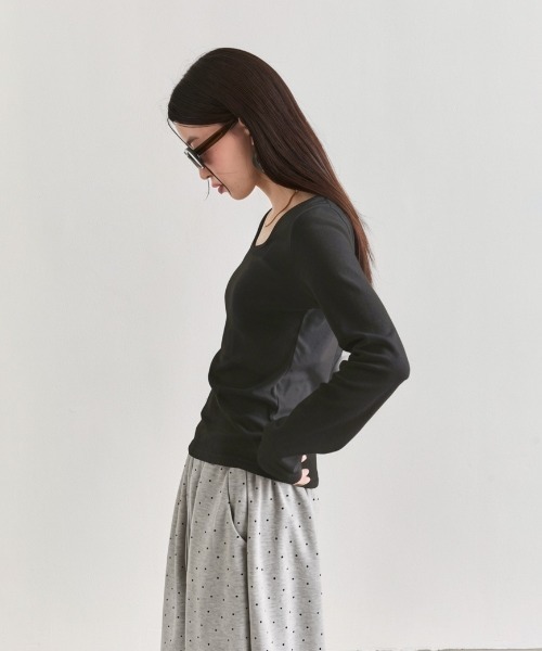 NUJOH（ヌゾ）の「U-Neck Basic Long Sleeve Top / Uネックベーシックロングスリーブトップス（Tシャツ/カットソー・レディース・ネイビー/モカ/グレー/ブラック/アイボリー・FREE）」の9枚目の写真