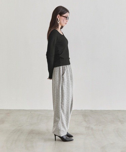 NUJOH（ヌゾ）の「U-Neck Basic Long Sleeve Top / Uネックベーシックロングスリーブトップス（Tシャツ/カットソー・レディース・ネイビー/モカ/グレー/ブラック/アイボリー・FREE）」の10枚目の写真