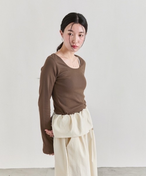 NUJOH（ヌゾ）の「U-Neck Basic Long Sleeve Top / Uネックベーシックロングスリーブトップス（Tシャツ/カットソー・レディース・ネイビー/モカ/グレー/ブラック/アイボリー・FREE）」の15枚目の写真