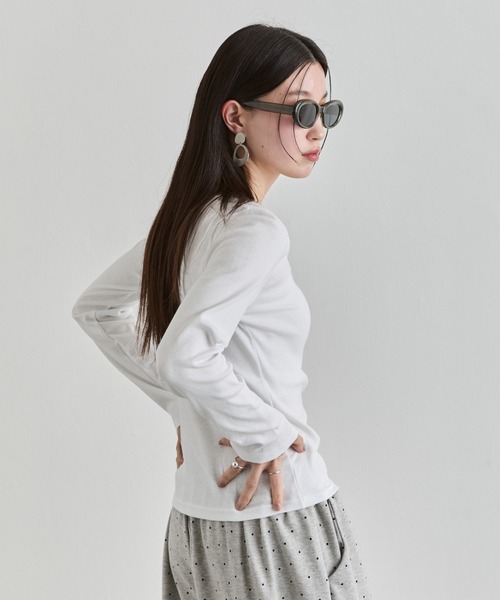 NUJOH(ヌゾ)の「U-Neck Basic Long Sleeve Top / Uネックベーシックロングスリーブトップス(Tシャツ/カットソー・レディース・ネイビー/モカ/グレー/ブラック/アイボリー・FREE)」の19枚目の写真