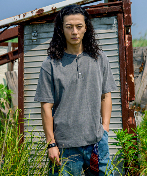 FAKE CAMPER（フェイクキャンパー）の「ヴィンテージヘンリーネック半袖Tシャツ[チャコール]（Tシャツ/カットソー・メンズ・チャコール・MEDIUM/LARGE/X-LARGE）」の2枚目の写真