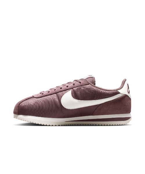 NIKE(ナイキ)の「NIKE W Cortez Textile(ナイキ コルテッツ テキスタイル)(スニーカー・レディース・ブラウン系・29cm/28.5cm/28cm/27.5cm/27cm/26.5cm/26cm/25.5cm/25cm/24.5cm/24cm/23.5cm/23cm)」の2枚目の写真