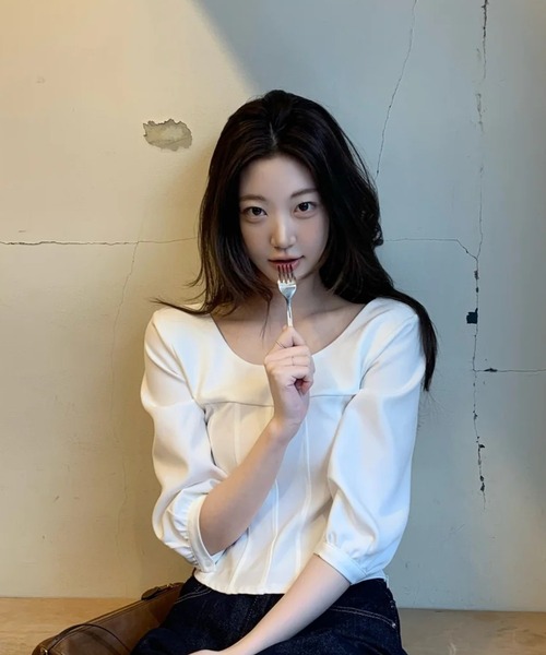 FAVORITO(ファヴォリート)の「Uネックシャツトップス(シャツ/ブラウス・レディース・ベージュ/ホワイト・F)」の15枚目の写真