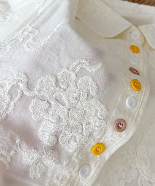 Nana(ナナ)の「カラフルボタン刺繍シャツ(シャツ/ブラウス・レディース・アイボリー/ホワイト・FREE)」の4枚目の写真
