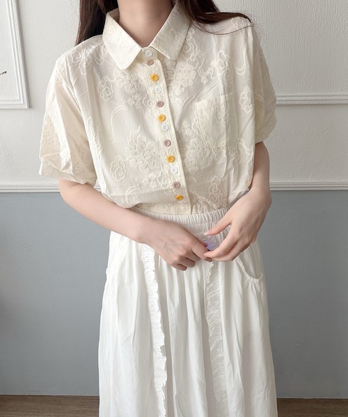 Nana(ナナ)の「カラフルボタン刺繍シャツ(シャツ/ブラウス・レディース・アイボリー/ホワイト・FREE)」の8枚目の写真