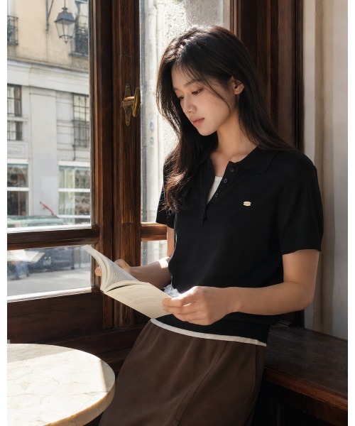 GENERAL IDEA(ジェネラルアイデア)の「【GENERAL IDEA】ロゴプレート付き半袖ポロシャツニットトップス / LOGO PLATE SHORT-SLEEVE POLO KNIT TOP(ポロシャツ・レディース・ネイビー/モカ/ブラック/アイボリー/ピンク・L/M/S)」の2枚目の写真