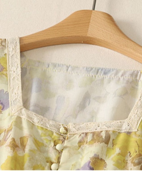 &soiree(アンドソワレ)の「スクエアネックウエスト絞りワンピース(ワンピース・レディース・イエロー・MEDIUM/LARGE/X-LARGE)」の3枚目の写真