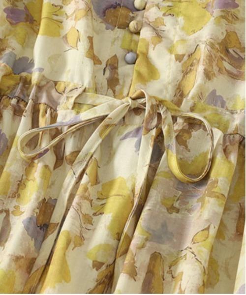 &soiree(アンドソワレ)の「スクエアネックウエスト絞りワンピース(ワンピース・レディース・イエロー・MEDIUM/LARGE/X-LARGE)」の5枚目の写真