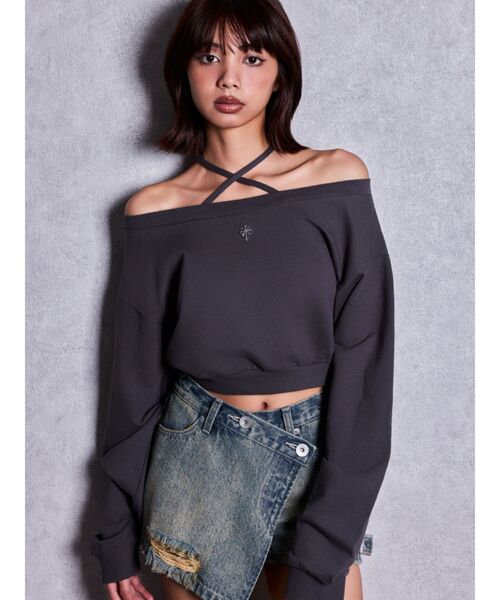 GYDA（ジェイダ）の「フロントクロスストラップオフショルショートスウェットトップス（スウェット・レディース・チャコールグレー/ブラック/オフホワイト・FREE）」の3枚目の写真