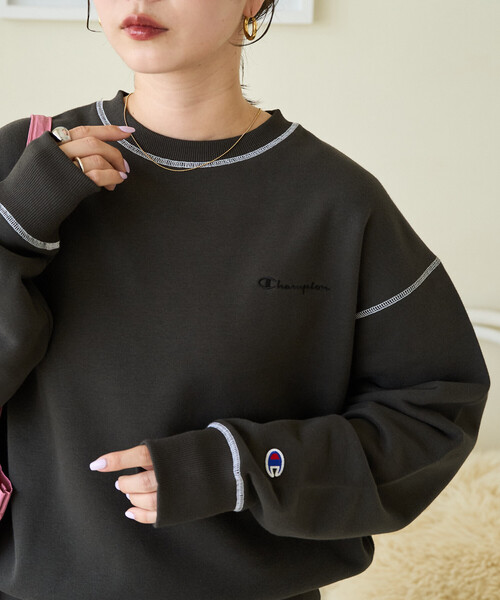 FREAK'S STORE(フリークスストア)の「限定展開 Champion × FREAK'S STORE/チャンピオン 別注 配色 ステッチ クルーネック スウェット(スウェット・レディース・ライトグレー/ブラック/レッド/ネイビー/グレー・フリ-)」の2枚目の写真