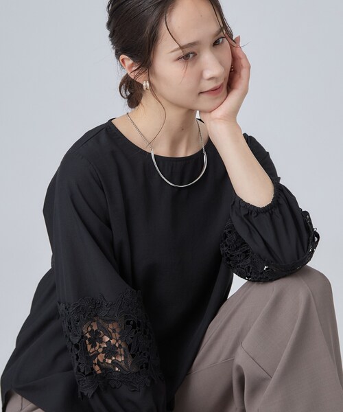 SHOO・LA・RUE(シューラルー)の「【洗濯機可/S-LL/洗濯後しわになりにくい】インせず決まる お袖レースデザインブラウス(シャツ/ブラウス・レディース・ブラック/オフホワイト/レンガ・01/02/03/04)」の2枚目の写真