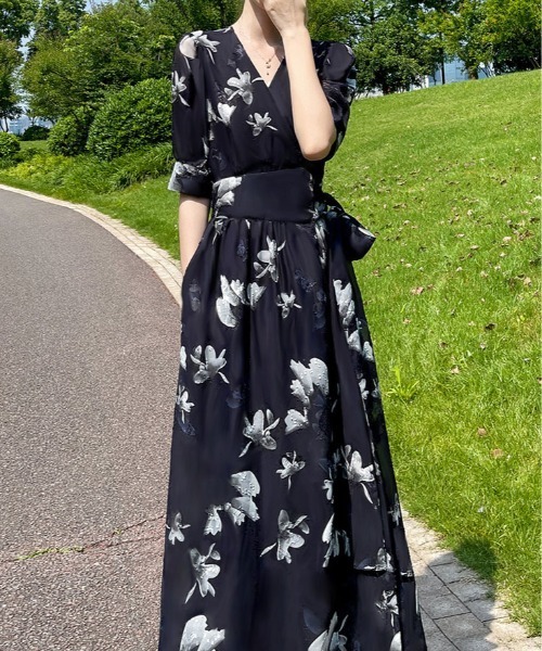 &soiree(アンドソワレ)の「ウエストリボンVネック花柄ワンピース(ワンピース・レディース・ブラック・MEDIUM/LARGE/X-LARGE)」の2枚目の写真