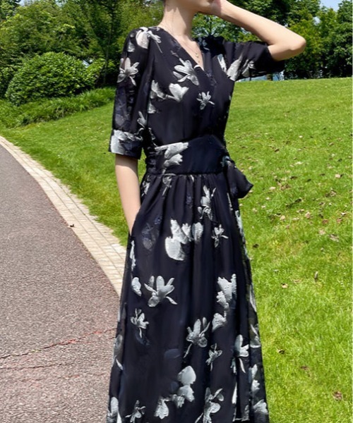 &soiree(アンドソワレ)の「ウエストリボンVネック花柄ワンピース(ワンピース・レディース・ブラック・MEDIUM/LARGE/X-LARGE)」の3枚目の写真
