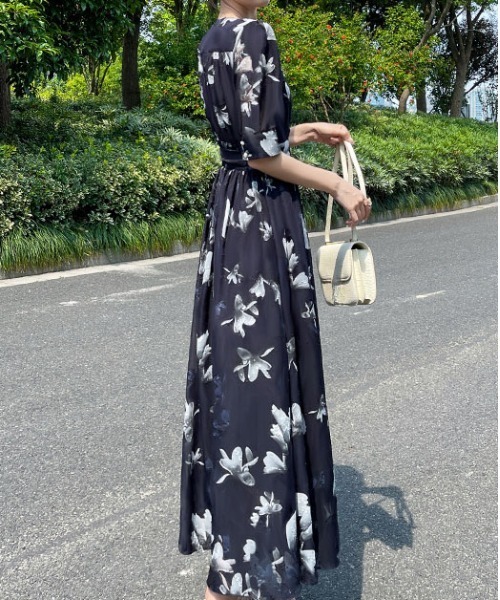 &soiree(アンドソワレ)の「ウエストリボンVネック花柄ワンピース(ワンピース・レディース・ブラック・MEDIUM/LARGE/X-LARGE)」の4枚目の写真
