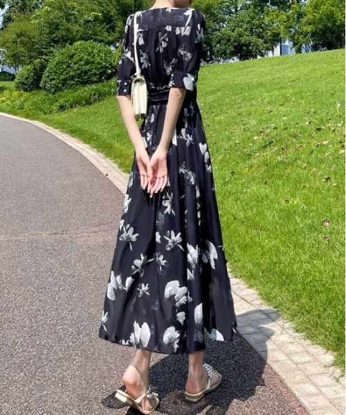 &soiree(アンドソワレ)の「ウエストリボンVネック花柄ワンピース(ワンピース・レディース・ブラック・MEDIUM/LARGE/X-LARGE)」の5枚目の写真