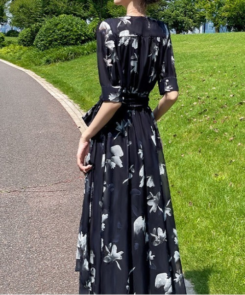 &soiree(アンドソワレ)の「ウエストリボンVネック花柄ワンピース(ワンピース・レディース・ブラック・MEDIUM/LARGE/X-LARGE)」の6枚目の写真