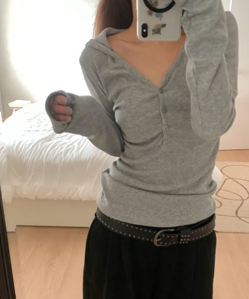 VIVID LADY(ビビッドレディー)の「フード付き シャーリング リブ長袖トップス(Tシャツ/カットソー・レディース・チャコールグレー/ブラック/グレー/アイボリー・FREE)」の4枚目の写真