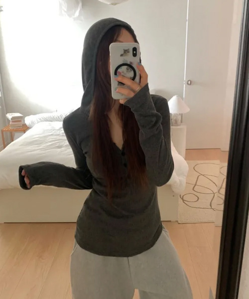 VIVID LADY(ビビッドレディー)の「フード付き シャーリング リブ長袖トップス(Tシャツ/カットソー・レディース・チャコールグレー/ブラック/グレー/アイボリー・FREE)」の15枚目の写真