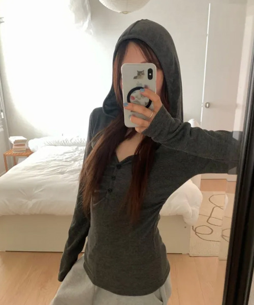 VIVID LADY(ビビッドレディー)の「フード付き シャーリング リブ長袖トップス(Tシャツ/カットソー・レディース・チャコールグレー/ブラック/グレー/アイボリー・FREE)」の16枚目の写真