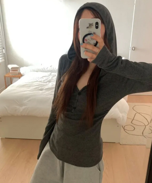VIVID LADY(ビビッドレディー)の「フード付き シャーリング リブ長袖トップス(Tシャツ/カットソー・レディース・チャコールグレー/ブラック/グレー/アイボリー・FREE)」の17枚目の写真