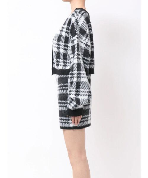 GYDA(ジェイダ)の「ラメCHECK PATTERNアンサンブルニットトップス(カーディガン/ボレロ・レディース・アイボリー/ブラック・FREE)」の13枚目の写真