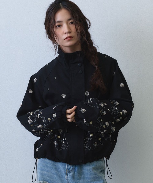 Clum（クルム）の「floral embroidery drawstring zip up jacket / フラワー刺繍ドロストジップアップジャケット（ブルゾン・レディース・ブラック・FREE）」の4枚目の写真