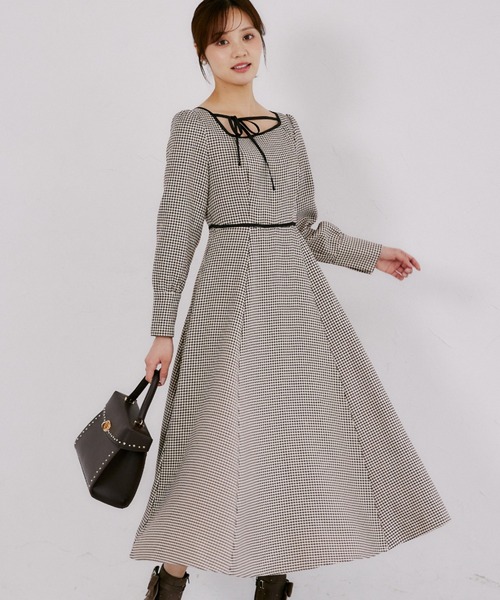 tocco closet(トッコ クローゼット)の「アシメネックリボン千鳥柄ワンピース(ワンピース・レディース・ブラック/ブラウン・M)」の2枚目の写真