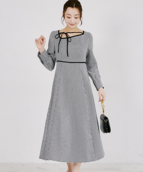 tocco closet(トッコ クローゼット)の「アシメネックリボン千鳥柄ワンピース(ワンピース・レディース・ブラック/ブラウン・M)」の1枚目の写真