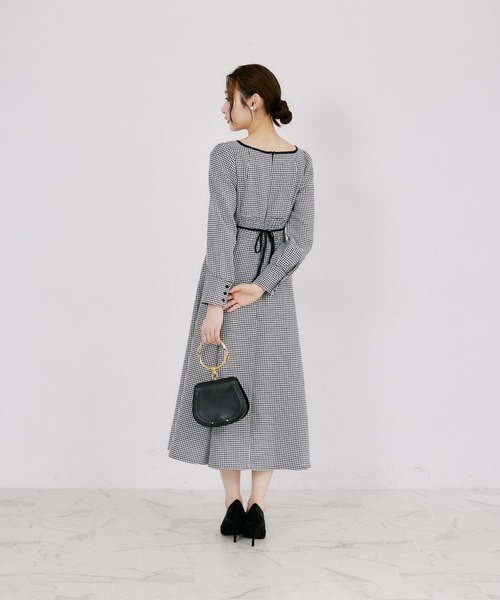 tocco closet(トッコ クローゼット)の「アシメネックリボン千鳥柄ワンピース(ワンピース・レディース・ブラック/ブラウン・M)」の6枚目の写真