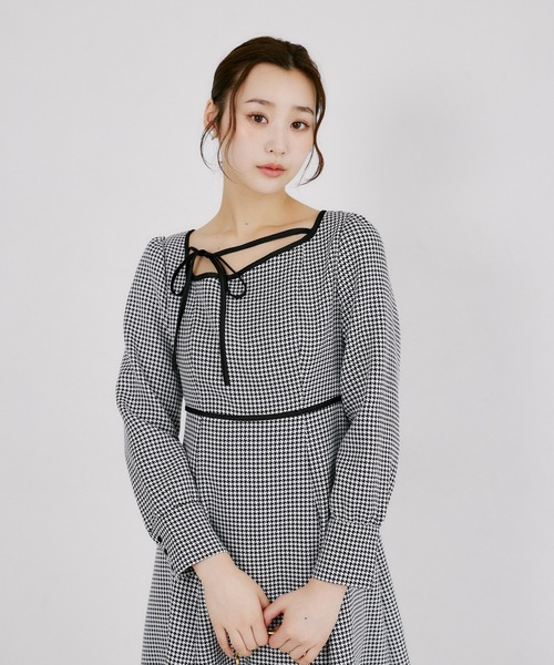 tocco closet(トッコ クローゼット)の「アシメネックリボン千鳥柄ワンピース(ワンピース・レディース・ブラック/ブラウン・M)」の9枚目の写真