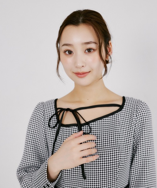 tocco closet(トッコ クローゼット)の「アシメネックリボン千鳥柄ワンピース(ワンピース・レディース・ブラック/ブラウン・M)」の10枚目の写真