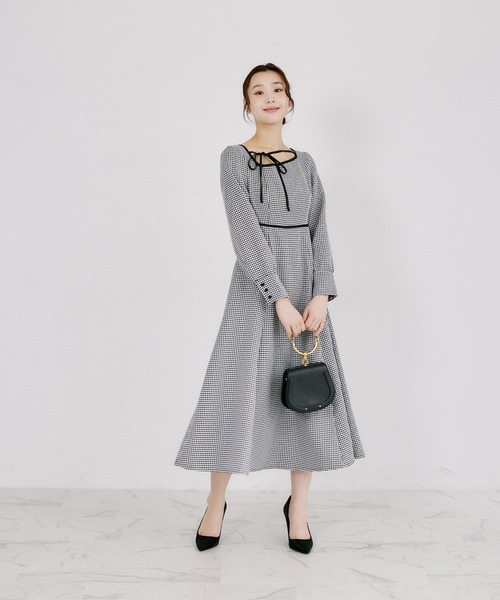 tocco closet(トッコ クローゼット)の「アシメネックリボン千鳥柄ワンピース(ワンピース・レディース・ブラック/ブラウン・M)」の4枚目の写真