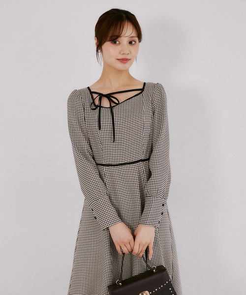 tocco closet(トッコ クローゼット)の「アシメネックリボン千鳥柄ワンピース(ワンピース・レディース・ブラック/ブラウン・M)」の17枚目の写真