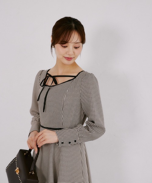 tocco closet(トッコ クローゼット)の「アシメネックリボン千鳥柄ワンピース(ワンピース・レディース・ブラック/ブラウン・M)」の18枚目の写真