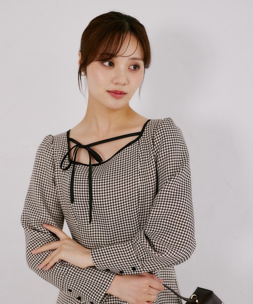 tocco closet(トッコ クローゼット)の「アシメネックリボン千鳥柄ワンピース(ワンピース・レディース・ブラック/ブラウン・M)」の19枚目の写真