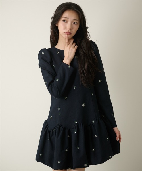 AND COUTURE(アンドクチュール)の「エンブロイダリーバルーンミニワンピース(ワンピース・レディース・ネイビー/ブラウン/グレー・FREE)」の8枚目の写真
