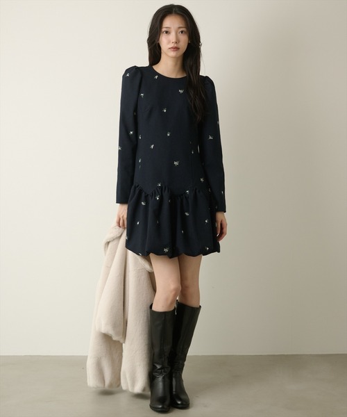 AND COUTURE(アンドクチュール)の「エンブロイダリーバルーンミニワンピース(ワンピース・レディース・ネイビー/ブラウン/グレー・FREE)」の18枚目の写真