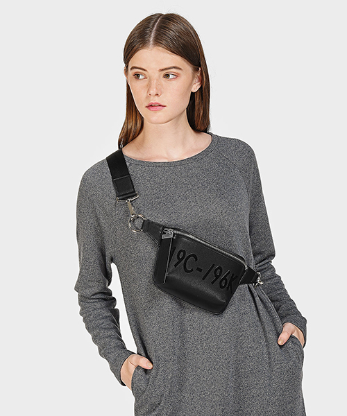 CHARLES & KEITH（チャールズ & キース）の「フロントジップスリングバッグ / FRONT ZIP SLING BAG