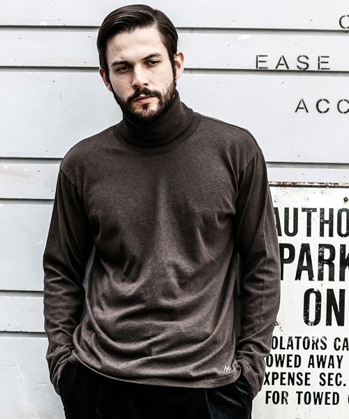 MR.OLIVE（ミスターオリーブ）の「BRAZILIAN COTTON PLAIN STITCH / ONE POINT TURTLE NECK CUT&SEWN（Tシャツ/カットソー・メンズ・ブラック/ネイビー/ブラウン/グレー/オフホワイト・SMALL/MEDIUM/LARGE/X-LARGE）」の4枚目の写真
