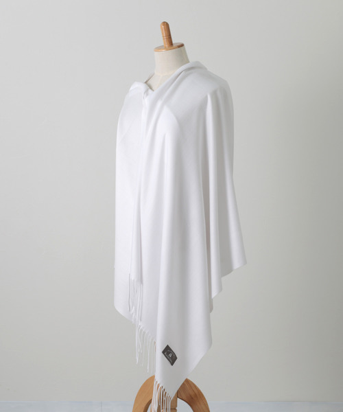 Jubilee Fabric（ジュビリーファブリック）の「大判ストール　スムースマテリアル（ストール/ショール・レディース・レッド/キャメル/ワイン/バーガンディー/ベージュ/マスタード/ピンク/ライトピンク/ホワイト/オフホワイト/アイボリー/ダークベージュ/チェリーピンク・FREE）」の2枚目の写真