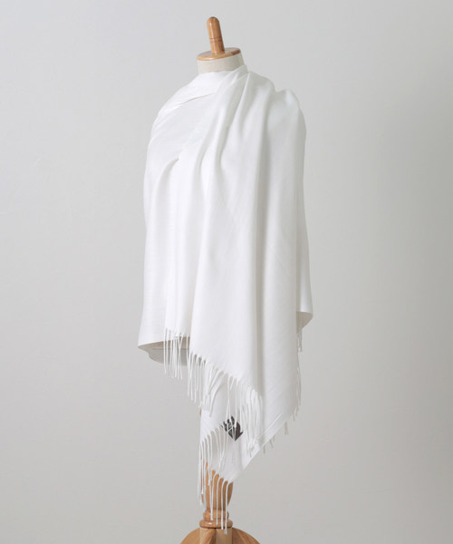 Jubilee Fabric（ジュビリーファブリック）の「大判ストール　スムースマテリアル（ストール/ショール・レディース・レッド/キャメル/ワイン/バーガンディー/ベージュ/マスタード/ピンク/ライトピンク/ホワイト/オフホワイト/アイボリー/ダークベージュ/チェリーピンク・FREE）」の3枚目の写真