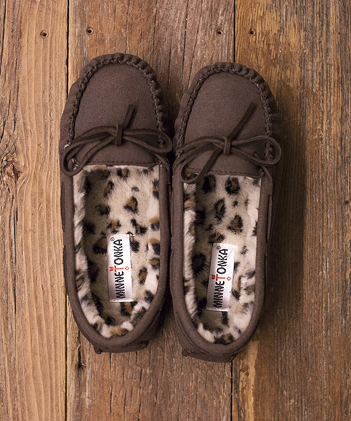 NANO universe（ナノユニバース）の「MINNETONKA/Synthetic Kimmy     Dlipper（モカシン/デッキシューズ・レディース・ダークブラウン/ブラック/キャメル・8/6/7）」の2枚目の写真