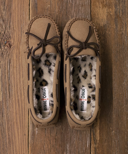 NANO universe（ナノユニバース）の「MINNETONKA/Synthetic Kimmy     Dlipper（モカシン/デッキシューズ・レディース・ダークブラウン/ブラック/キャメル・8/6/7）」の3枚目の写真